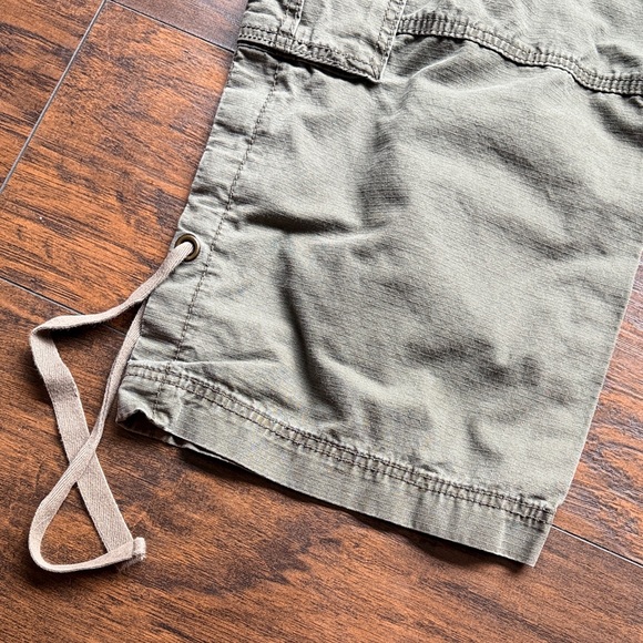 Green CAbi Cargo Capri Pants style #556 size 8 (Z1) - Picture 7 of 8